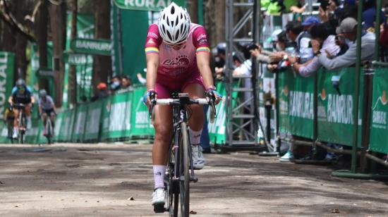 Miryam Núñez cruza la meta en la Etapa 3 de la Vuelta a Guatemala, el 11 de junio de 2021.