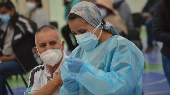 Una enfermera prepara la vacuna contra el Covid-19 para inmunizar a un hombre en Cuenca, el 8 de junio de 2021.