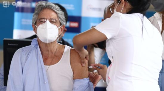 El Presidente Guillermo Lasso recibió la primera dosis de la vacuna contra el Covid-19, en el coliseo de la Facultad de Educación Física de la Universidad de Guayaquil, el 11 de junio de 2021.