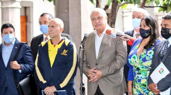 Los ministros de Gobierno, César Monge, y de Transporte y Obras Públicas, Marcelo Cabrera, en una rueda de prensa en Carondelet el 8 de junio de 2021.