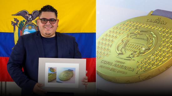 El ecuatoriano, Raúl Palacios, con el diseño ganador que se plasmará en las medallas Copa América de Brasil.