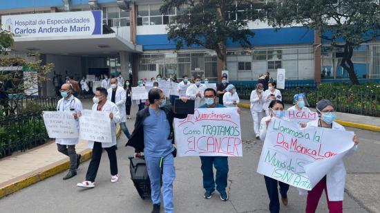 Médicos del HCAM protestan por la falta de insumos, el 7 de junio de 2021.