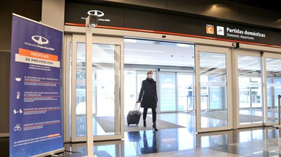 Una mujer en un aeropuerto de Argentina, el 14 de octubre de 2020. 