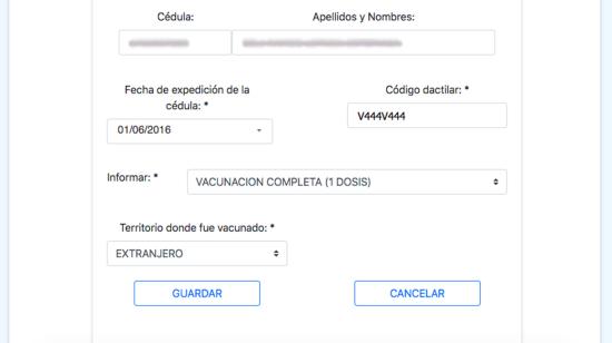 Ciudadanos en Guayaquil esperan su turno para ser vacunados contra el Covid-19, el 12 de junio de 2021. 