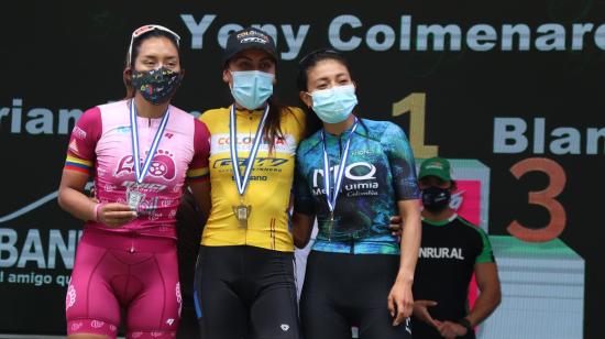 Miryam Núñez celebra en el pódio el tercer lugar en la Etapa 3 de la Vuelta a Guatemala 2021.