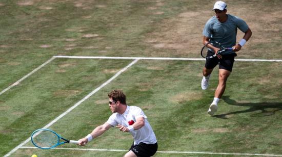 Gonzalo Escobar junto a su compañero Ariel Behar en las semifinales del ATP 250 de Stuttgart, el sábado 12 de junio.