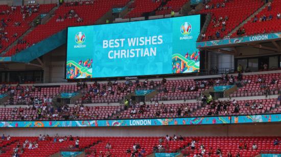 Vista general de la pantalla del estadio de Wembley (antes del partido entre Inglaterra y Croacia) con un mensaje para Christian Eriksen, después de que se desvaneció en el encuentro Dinamarca vs. Finlandia. 