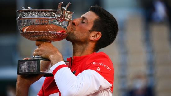 El tenista Novak Djokovic besa el trofeo conseguido tras vencer a Stéfanos Tsitsipas en la final de Roland Garros, el domingo 13 de junio de 2021.
