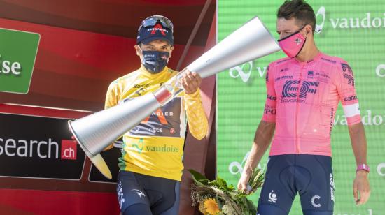 Richard Carapaz con el trofeo de campeón del Tour de Suiza, ante la mirada de Rigoberto Urán.