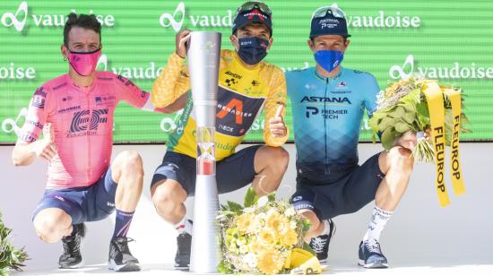 Richard Carapaz junto a Rigoberto Urán y Jakob Fuglsang, los tres primeros en el Tour de Suiza. 