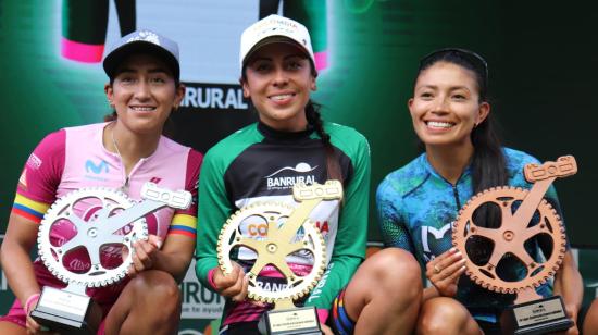 La ecuatoriana Miryam Núñez junto a Yeny Colmenares, y Liliana Moreno en el podio de la Vuelta  a Guatemala.