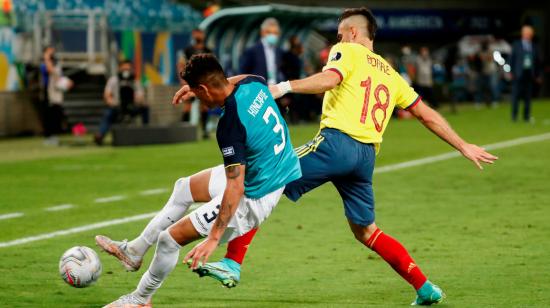 Piero Hincapié y Rafael Santos Borré  disputan una pelota durante el primer partido de Ecuador y Colombia en el Grupo B de la Copa América, el domingo 13 de junio.