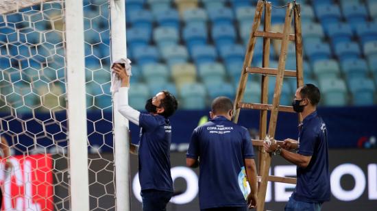 Jueces realizan preparativos para el partido entre Paraguay y Bolivia de la Copa América, en el estadio Olímpico en Goiania, el 14 de junio de 2021