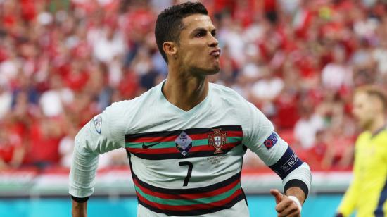 Cristiano Ronaldo maneja una pelota en el partido ante Hungría, por la Eurocopa, el 15 de junio de 2021.