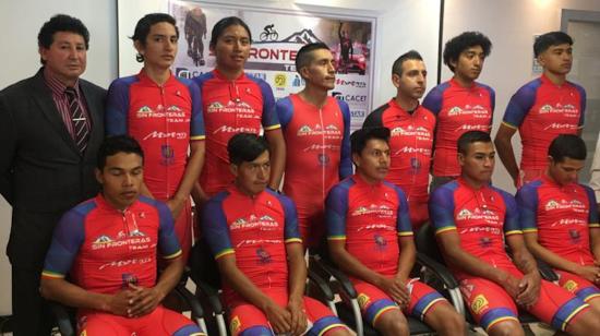 Los integrantes del Club Sin Fronteras en la presentación oficial de la plantilla 2021 del equipo de ciclismo.