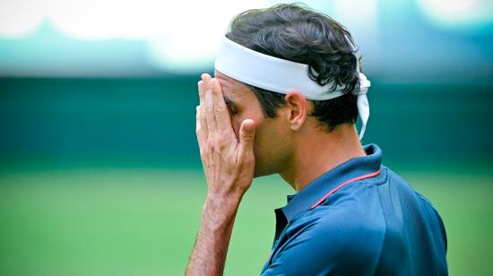 Roger Federer se lamenta tras su derrota en Halle, el 16 de junio de 2021. 