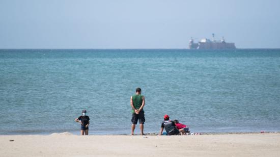 Personas en la playa de Manta el 5 de agosto de 2020.