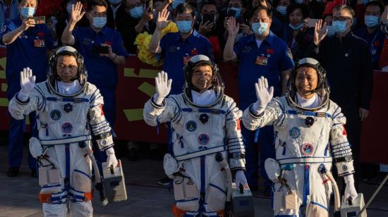 Astronautas Tang Hongbo, Nie Haisheng y Liu Boming antes del lanzamiento.