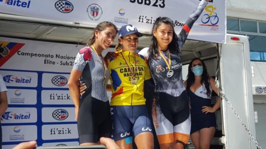 Miryam Núñez (amarillo) festeja el título de campeona nacional de contrarreloj individual, el jueves 17 de junio de 2021. 