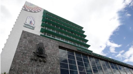 Vista del edificio matriz del IESS, en el centro norte de Quito, en noviembre de 2020.