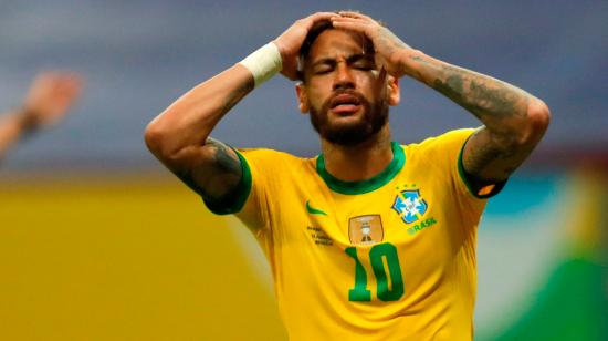 Neymar Jr. se lamenta durante un partido de la selección brasileña, en Brasilia, el 13 de junio de 2021. 