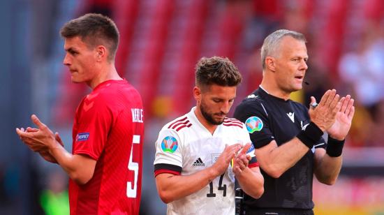 El danés Joakim Maehle (izq), el belga Dries Mertens (cen) y el árbitro Bjorn Kuipers aplauden en el partido en Copenhagen, Dinamarca, el 17 de junio de 2021. 