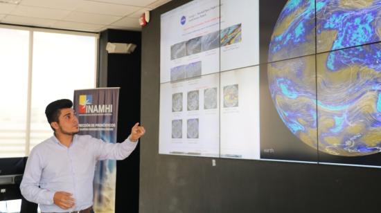 Técnico de Inamhi observando una de las pantallas donde se reflejan las condiciones climáticas.