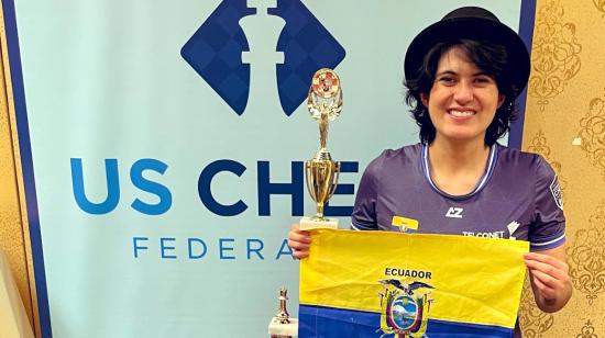 La ajedrecista Carla Heredia con el trofeo de campeona del US Women's Open y la bandera de Ecuador, el jueves 17 de junio de 2021.