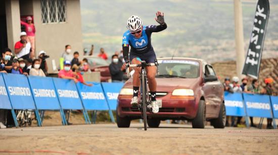 La pedalista Miryam Núñez al cruzar la meta luego de coronarse campeona nacional de ruta, el viernes 18 de junio de 2021.
