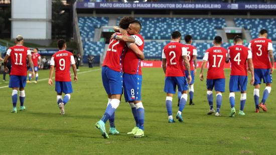 Benjamin Brereton y Arturo Vidal se abrazan después del gol de Chile ante Bolivia, por la Copa América, el viernes 18 de junio de 2021.