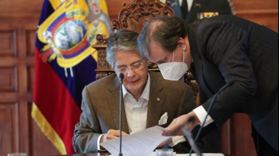 El presidente Guillermo Lasso y el ministro de Finanzas, Simón Cueva, durante una reunión en el Palacio de Carondelet, el 14 de junio de 2021.