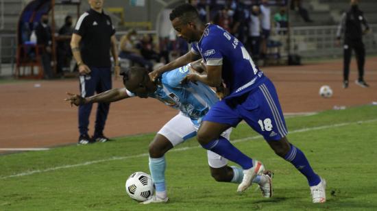 Jefferson Orejuela (der) disputa el balón ante Danny Cabezas, en el Estadio Christian Benítez, en Guayaquil, el 19 de junio de 2021. 