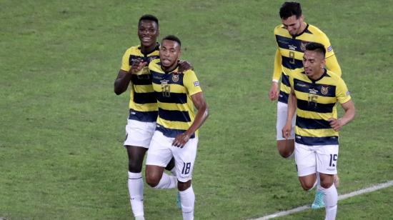 Los jugadores ecuatorianos festejan el gol ante Venezuela por la Copa América en Brasil, el domingo 20 de junio de 2021.