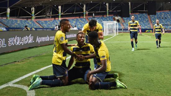 Los jugadores peruanos festejan uno de los goles ante Colombia, por Copa América, el domingo 20 de junio de 2021.