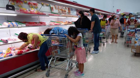 Personas en la sección de carnes de un supermercado en Guayaquil, el 23 de abril de 2021. 