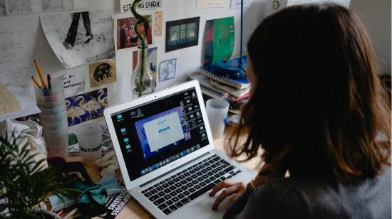 Una joven estudiante navegando por Internet, en noviembre de 2020.