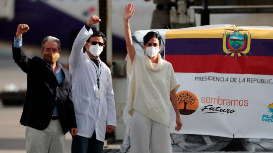 La vicepresidenta María Alejandra Muñoz, durante la llegada de las primeras vacunas de Pfizer al aeropuerto Mariscal Sucre de Quito, el 20 de enero de 2021.