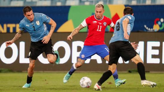 Eduardo Vargas, de Chile, intenta rematar en el partido ante Uruguay, por Copa América, el 21 de junio de 2021.