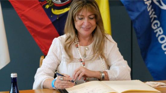 La embajadora Ivonne Baki firma el Convenio del Ciadi, en Washington, el 21 de junio de 2021. 