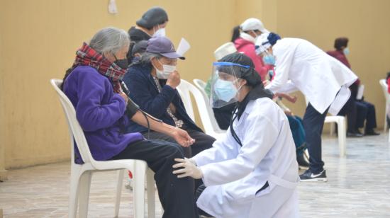 Personal del Ministerio de Salud prepara a los adultos mayores para aplicar la vacuna contra el Covid-19,el 10 de mayo de 2021 en Cuenca.