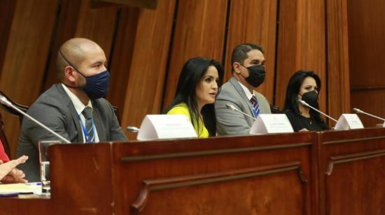 La asambleísta Yeseña Guamaní (de amarillo) presentó un pedido de juicio político contra el defensor del Pueblo, Freddy Carrión, este 22 de junio de 2021.