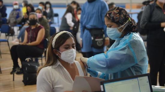 Una mujer recibe la vacuna contra el Covid-19, el 21 de junio de 2021, en Cuenca.