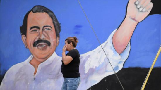 Una mujer camina frente a un mural del presidente Daniel Ortega, en Managua (Nicaragua), el 21 de junio de 2021.