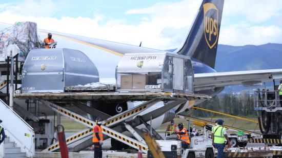 Trabajadores del aeropuerto de Quito descargan las 108.810 dosis de la vacuna de Pfizer, este 22 de junio de 2021.