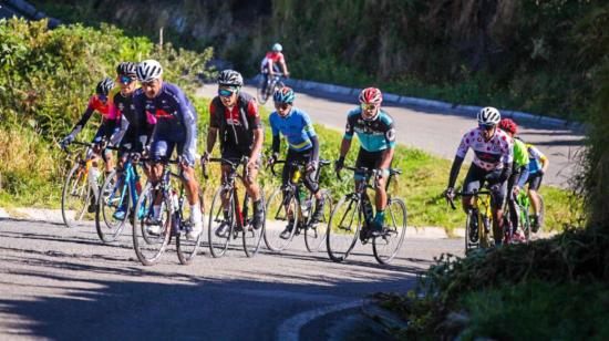 Varios ciclistas en un entrenamiento en una de las rutas en Tulcán. 