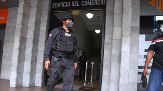 La Policía allanó las oficinas de Decevale, en Guayaquil, el 22 de junio de 2021. 