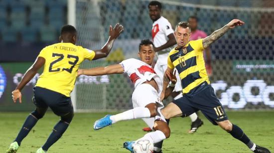 Damián Díaz, de Ecuador, disputa una pelota en un partido ante Perú, por la Copa América, el 23 de junio de 2021.