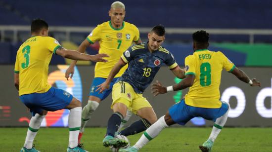 Rafael Santos Borré, de Colombia, disputa una pelota en el partido ante Brasil, por Copa América, el 23 de junio de 2021.