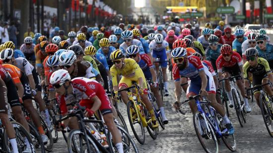 El esloveno Tadej Pogacar, de amarillo, durante la Etapa 21 del Tour de Francia, el 20 de septiembre de 2020, en París.