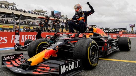 Max Verstappen, de Red Bull Racing, celebra en la parte superior de su vehícullo su triunfo en el Gran Premio de Francia en el circuito Paul Ricard, el 20 de junio de 2021.